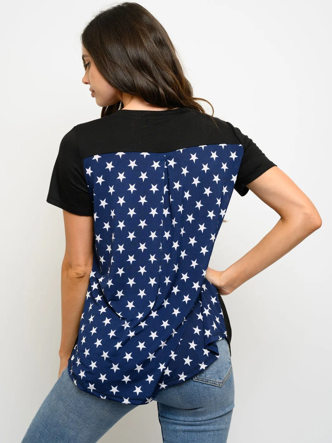 WOMEN'S SHORT SLEEVE V-NECK FRONT STARS POCKET PRINT TOP